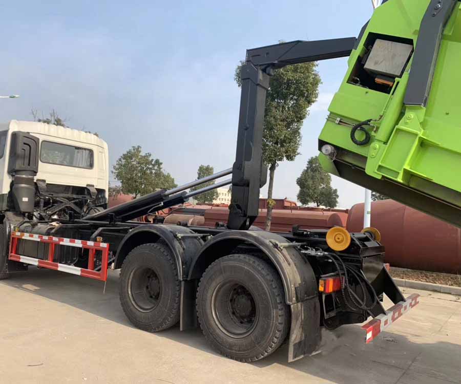 國(guó)六東風(fēng)天龍后雙橋18方勾臂套臂垃圾車(chē)