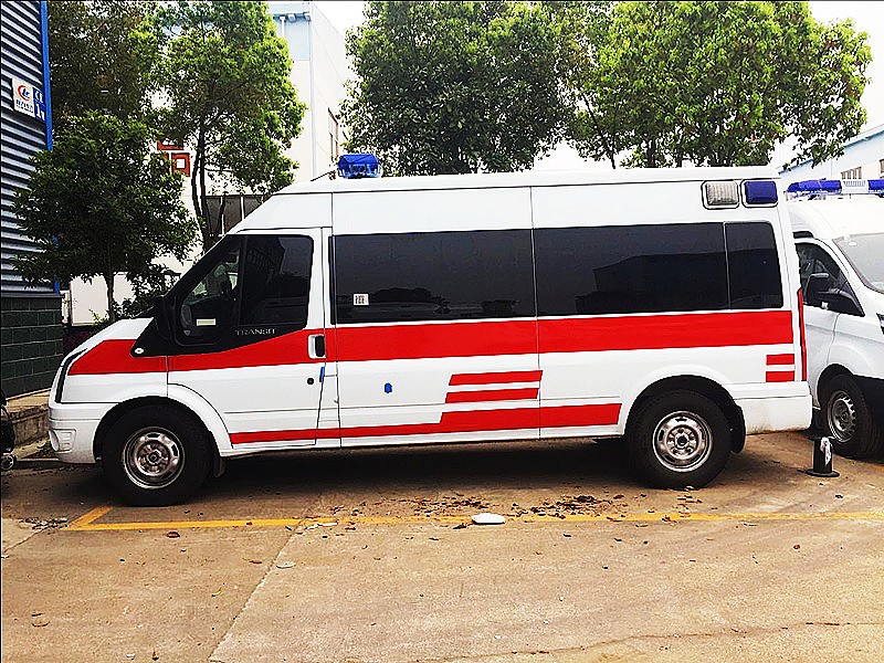 福特新時(shí)代V348長(zhǎng)軸中頂救護(hù)車(chē)