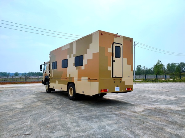 重汽豪沃四驅(qū)12人宿營(yíng)車(chē)