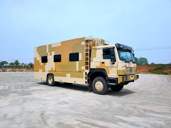 重汽豪沃四驅(qū)12人宿營(yíng)車(chē)